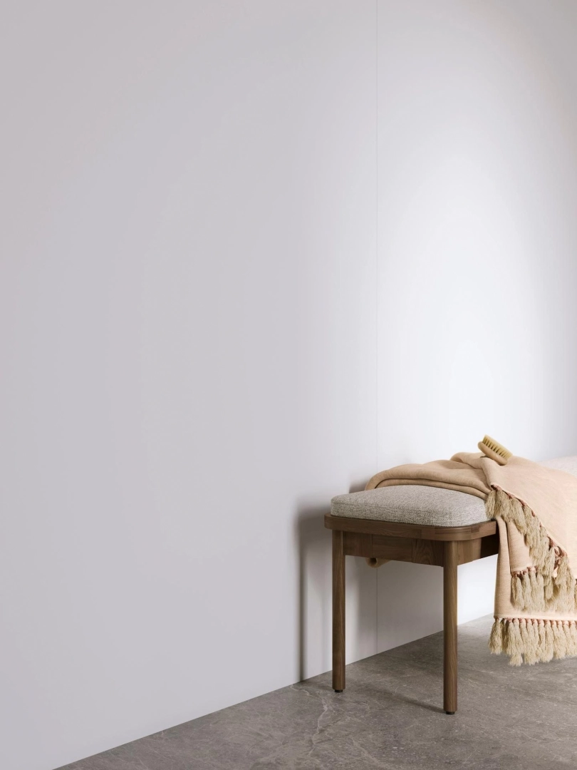 Gres Porcelanosa NOIR efekt kamień - aranzacja w strefie dziennej z duzymi przeszkleniami
