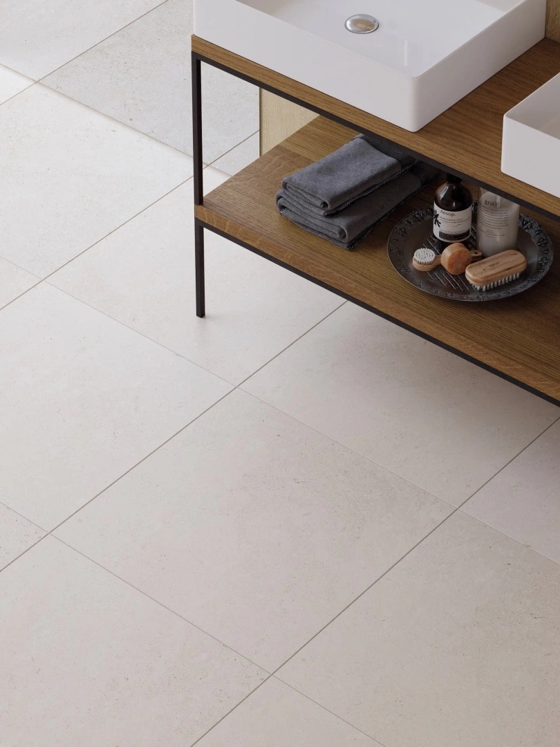Gres Porcelanosa BERNA efekt kamień - aranzacja w przy kominku