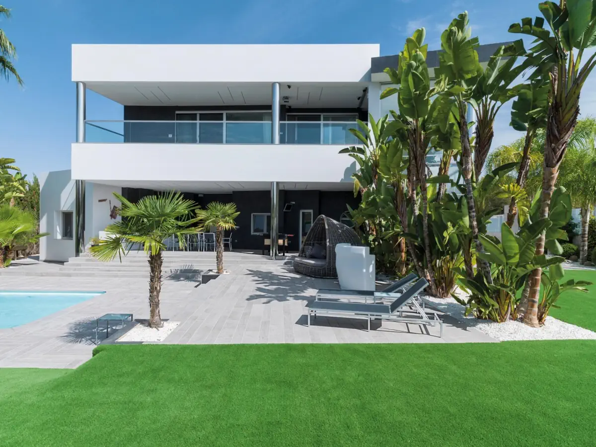 Gres Porcelanosa OXFORD efekt drewno - aranzacja w przestronnym holu