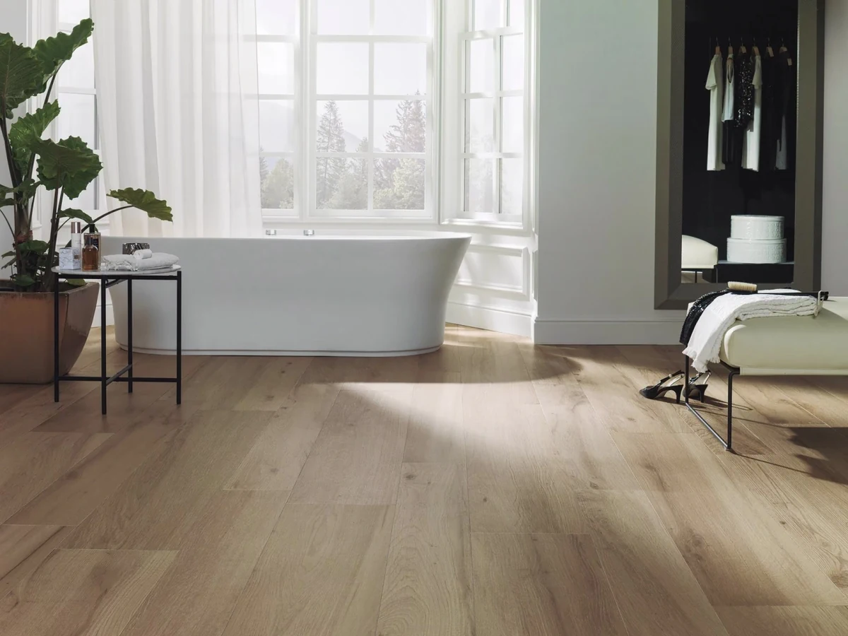 Gres Porcelanosa NOBU efekt drewno - aranzacja w strefie dziennej z duzymi przeszkleniami