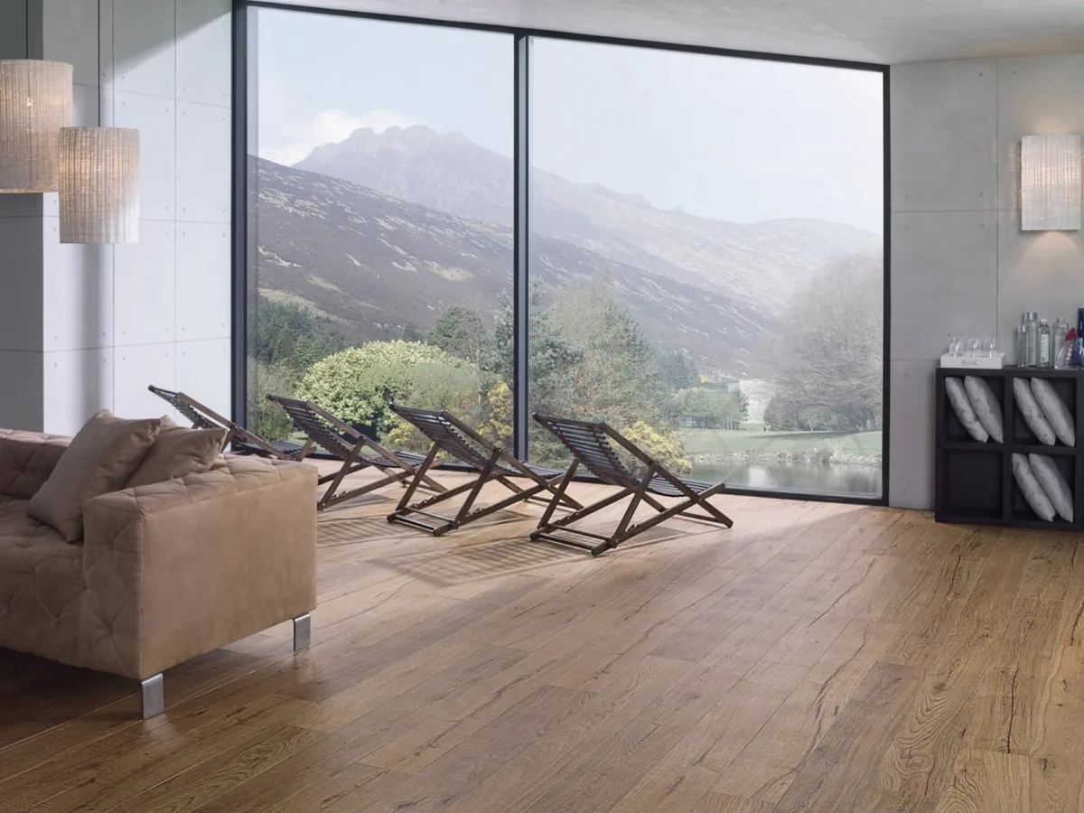 Gres Porcelanosa DELAWARE efekt drewno - aranzacja w przestronnym holu
