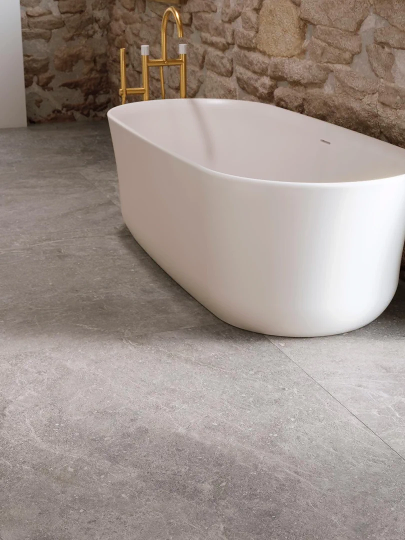 Gres Porcelanosa NOIR efekt kamień - aranzacja w korytarzu z naturalnym swiatlem