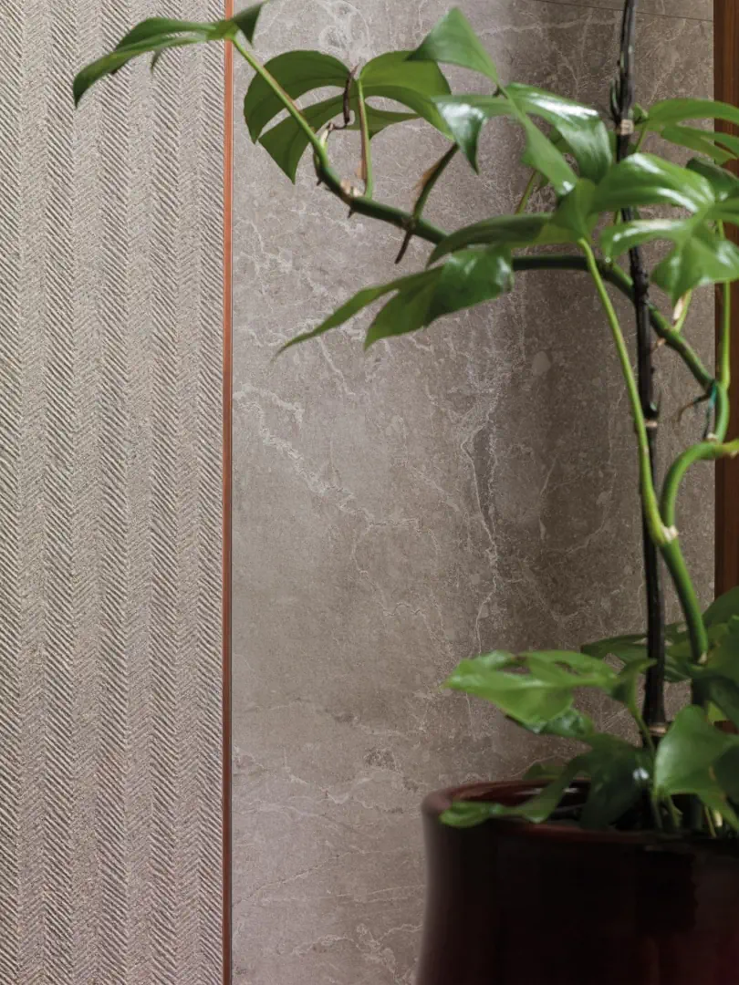 Gres Porcelanosa NOIR efekt kamień - aranzacja w przestronnym holu