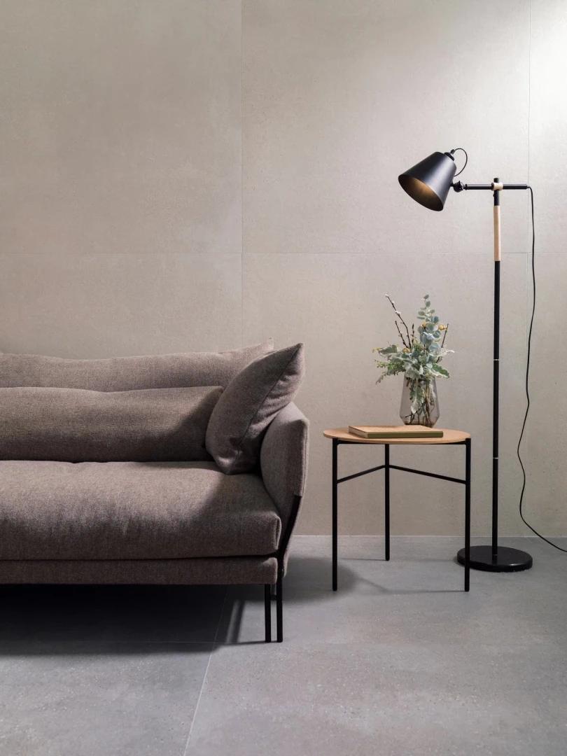 Gres Porcelanosa BOTTEGA efekt beton - aranzacja w nowoczesnym salonie