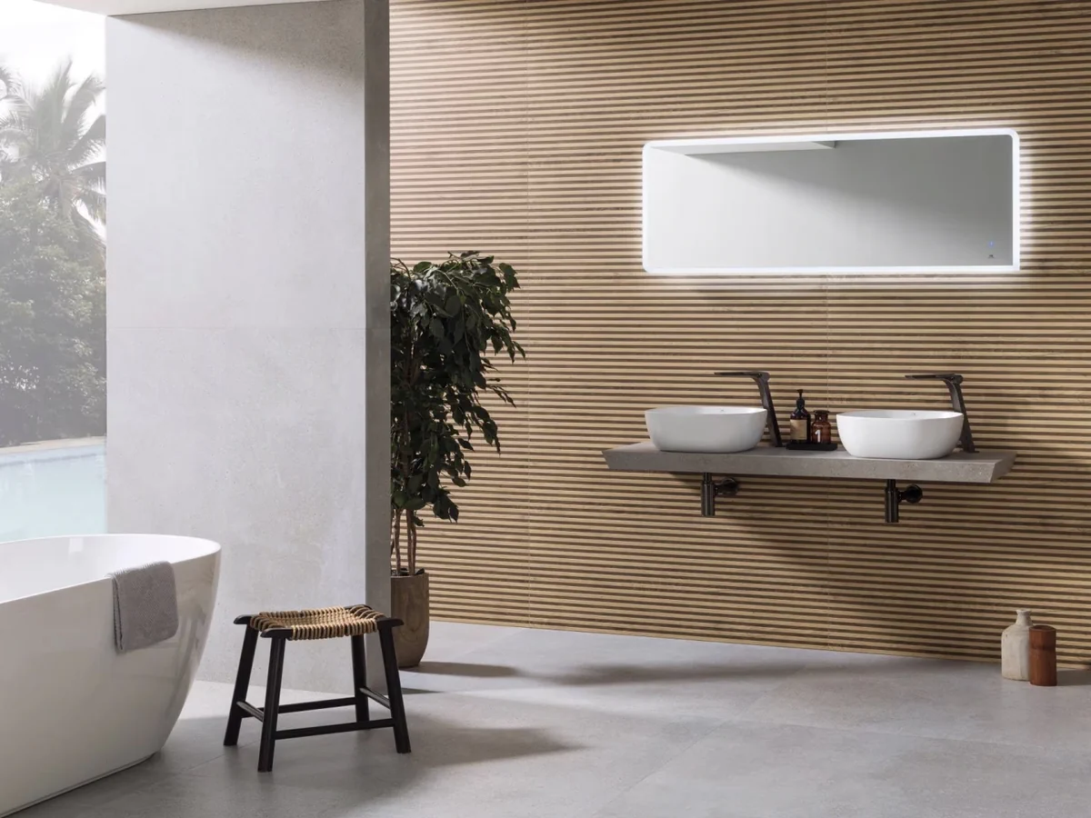 Gres Porcelanosa BOTTEGA efekt beton - aranzacja w korytarzu z naturalnym swiatlem