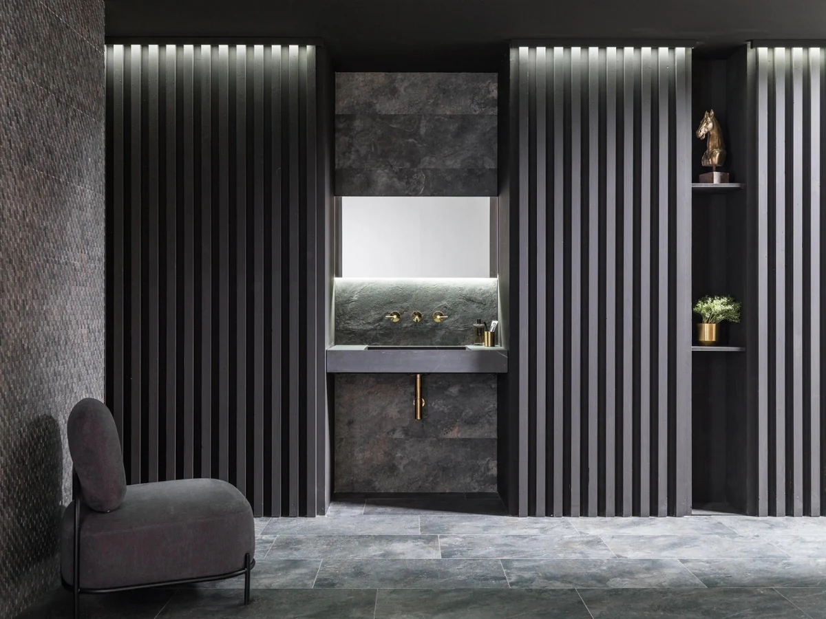 Gres Porcelanosa IMAGE efekt kamień - aranzacja w korytarzu z naturalnym swiatlem