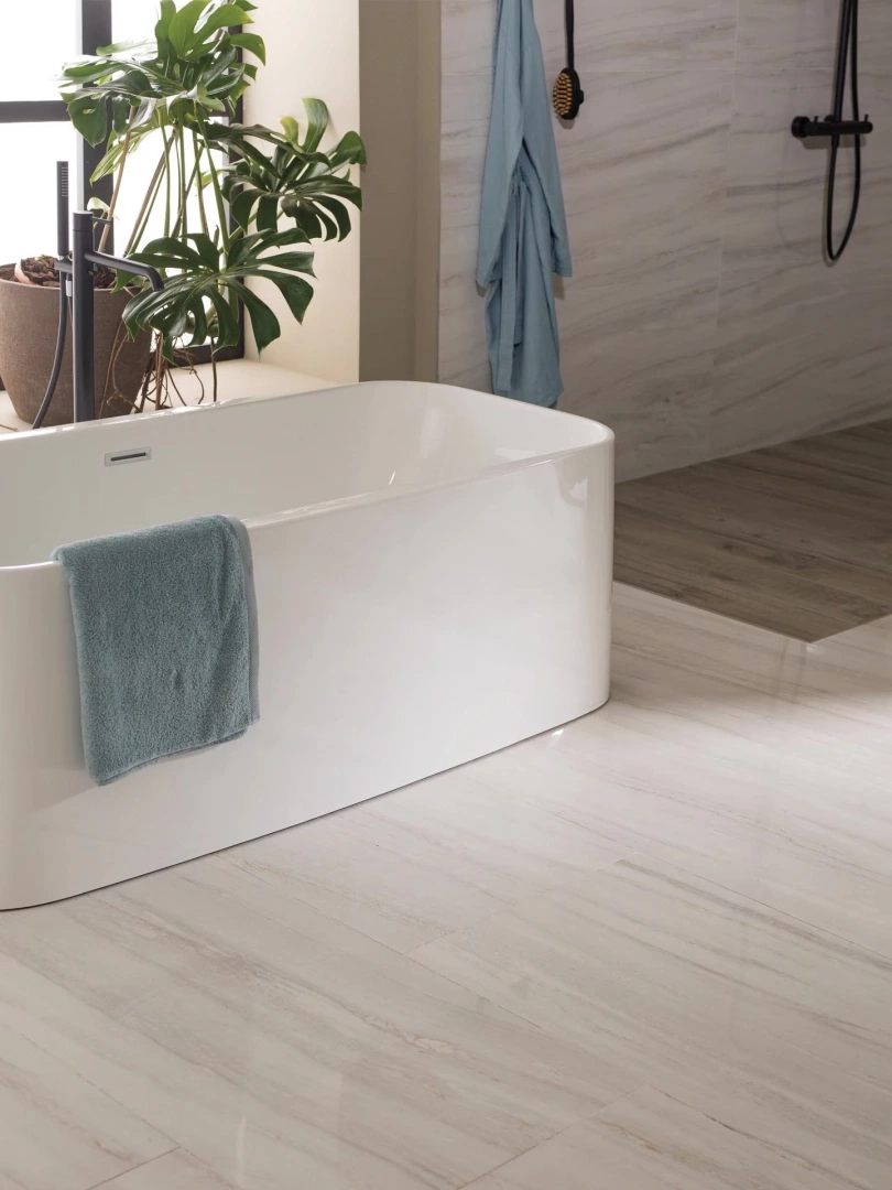 Gres Porcelanosa PORTOFINO efekt marmur - aranzacja w minimalistycznym wnetrzu