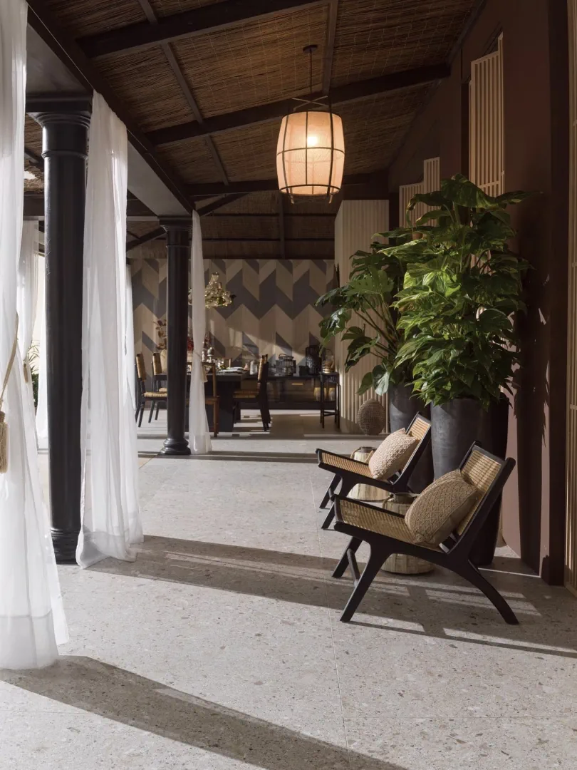 Gres Porcelanosa TRENTO efekt terrazzo, kamień - aranzacja w przestronnym holu