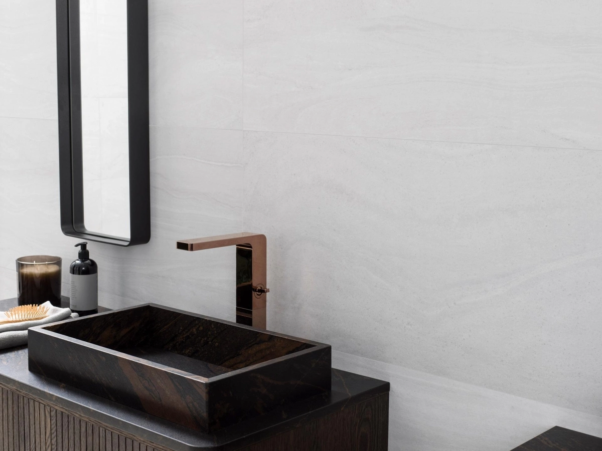 Gres Porcelanosa BUTAN efekt kamień - aranzacja w przestronnym holu