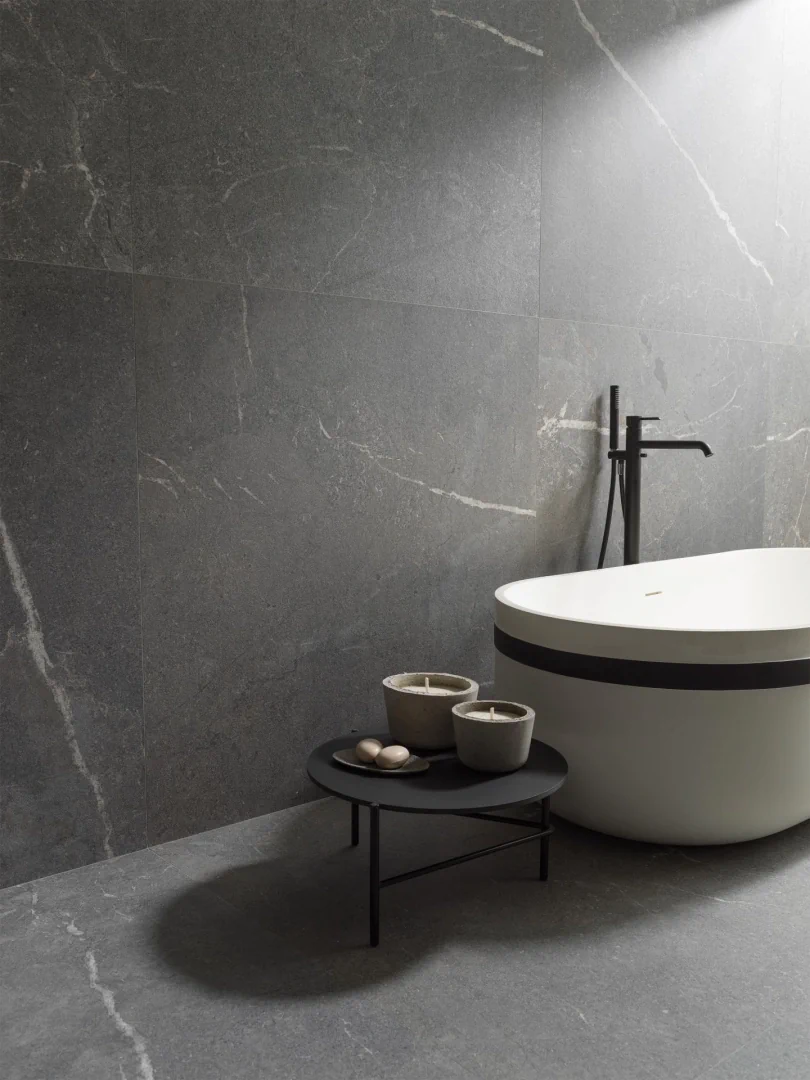 Gres Porcelanosa LUCERNA efekt kamień - aranzacja w przy kominku