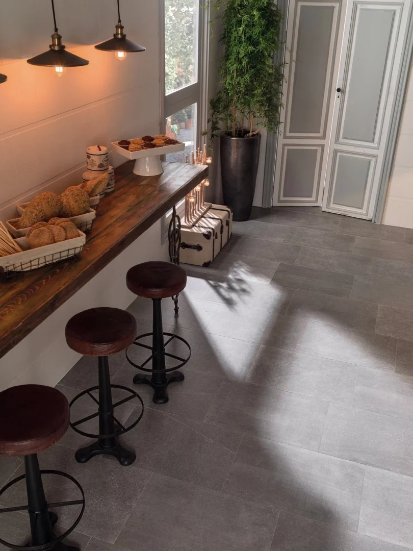 Gres Porcelanosa BOSTON efekt kamień - aranzacja w przy kominku