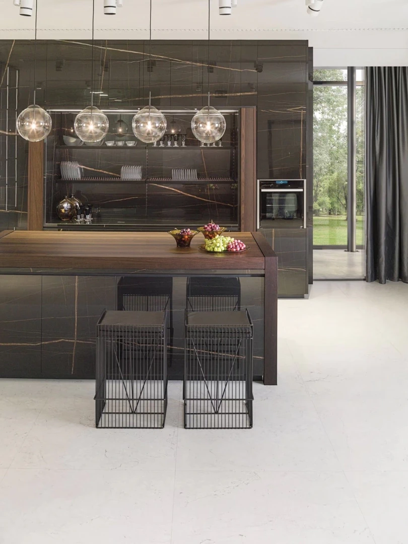 Gres Porcelanosa FONTANA efekt metal - aranzacja w strefie dziennej z duzymi przeszkleniami