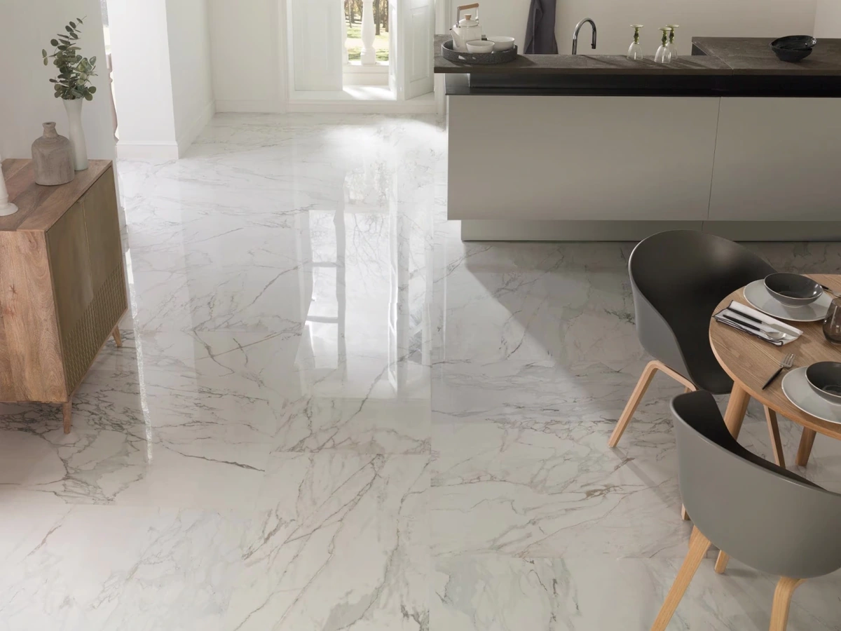 Gres Porcelanosa MASSA efekt marmur - aranzacja w przestronnym holu