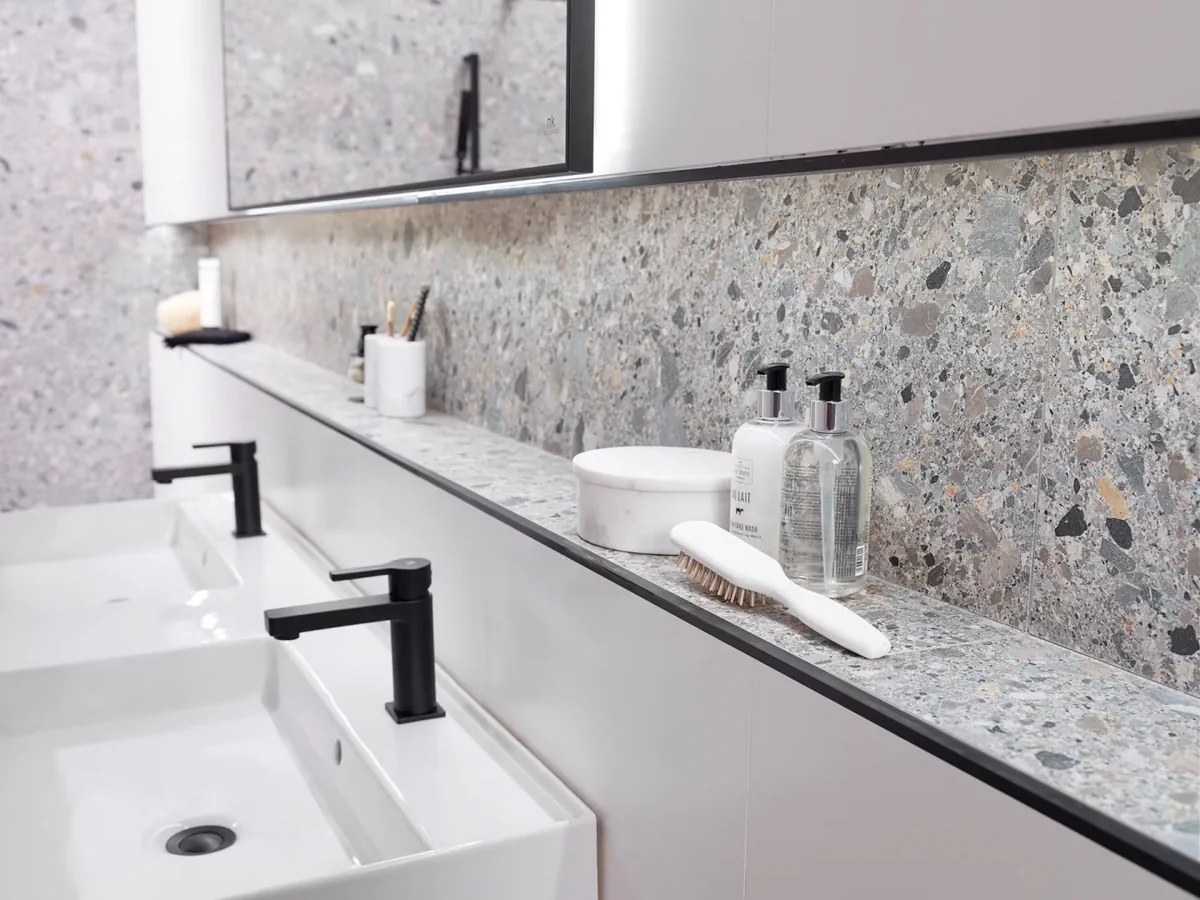 Gres Porcelanosa MARMI CHINA efekt kolor - aranzacja w eleganckiej lazience