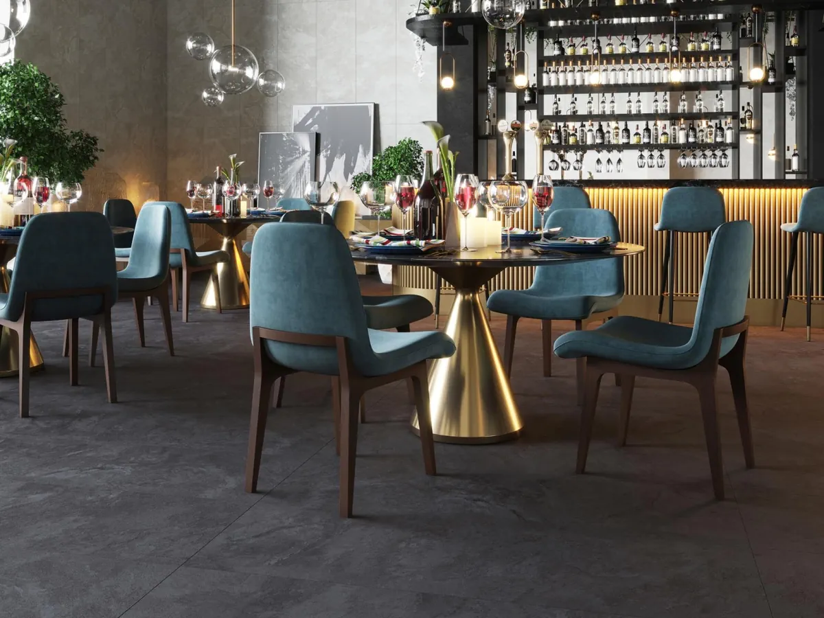 Gres Porcelanosa IMAGE efekt kamień - aranzacja w korytarzu z naturalnym swiatlem