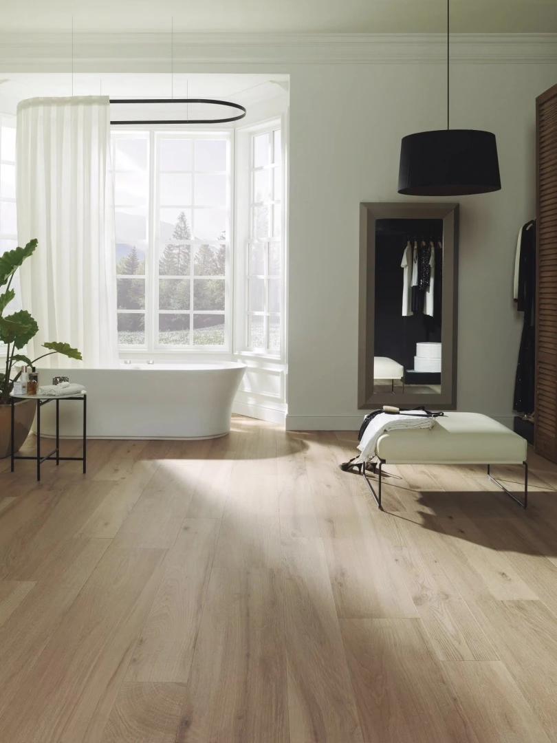 Gres Porcelanosa NOBU efekt drewno - aranzacja w korytarzu z naturalnym swiatlem