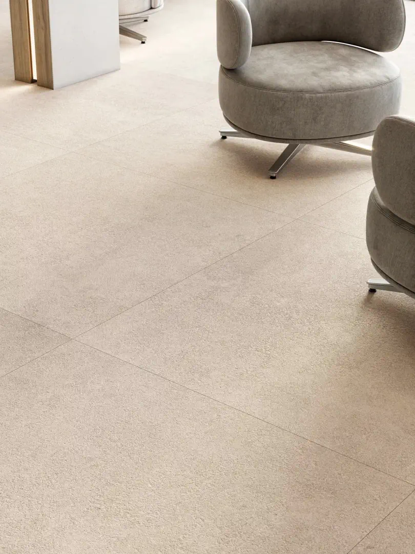Gres Porcelanosa TOURMALET efekt kamień - aranzacja w strefie dziennej z duzymi przeszkleniami