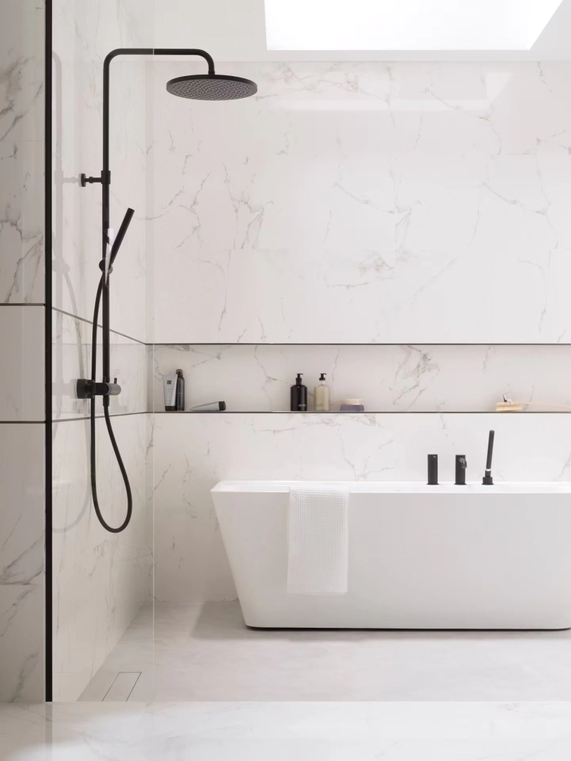 Gres Porcelanosa CARRARA efekt marmur - aranzacja w minimalistycznym wnetrzu