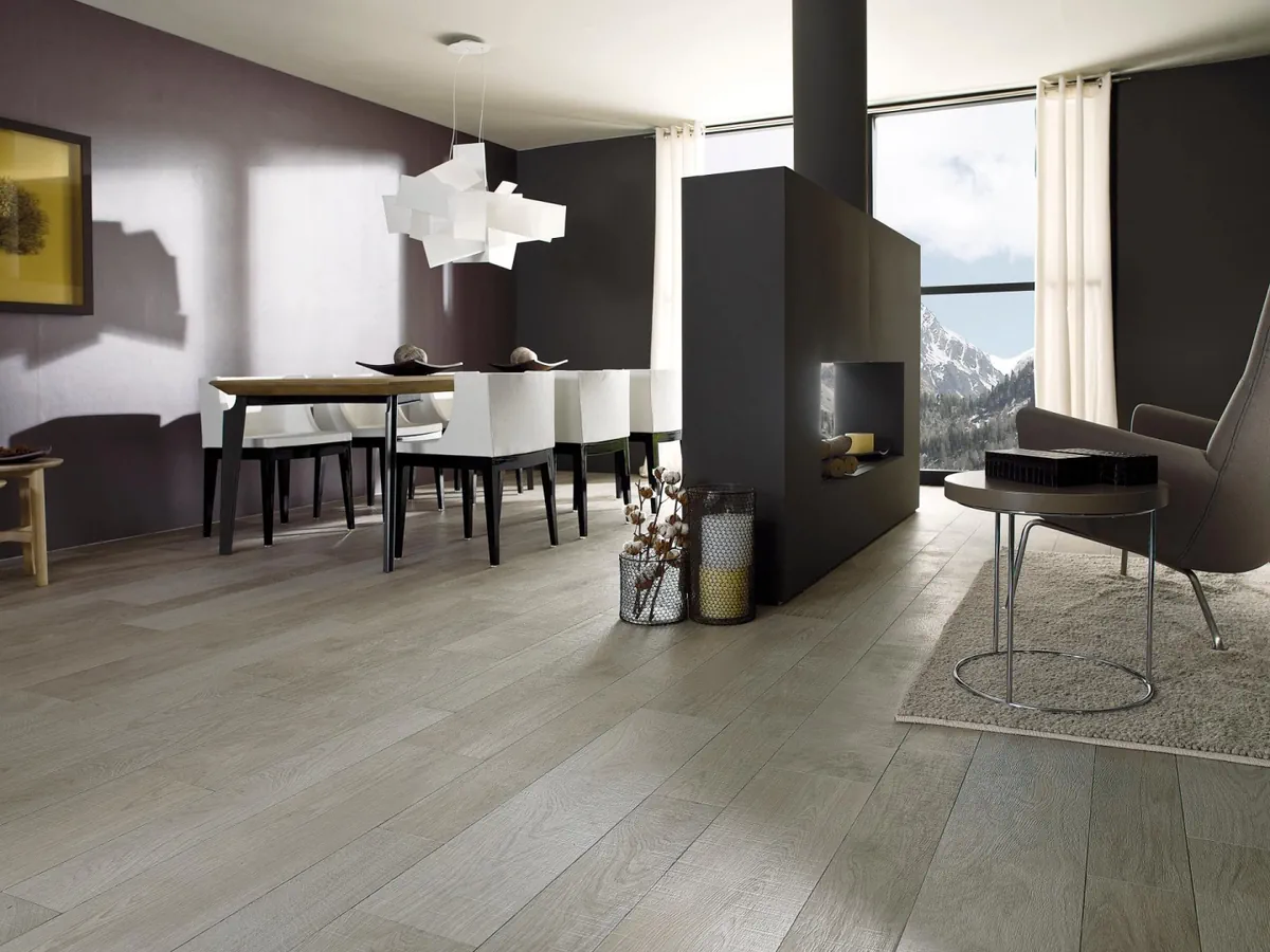 Gres Porcelanosa OXFORD efekt drewno - aranzacja w strefie dziennej z duzymi przeszkleniami