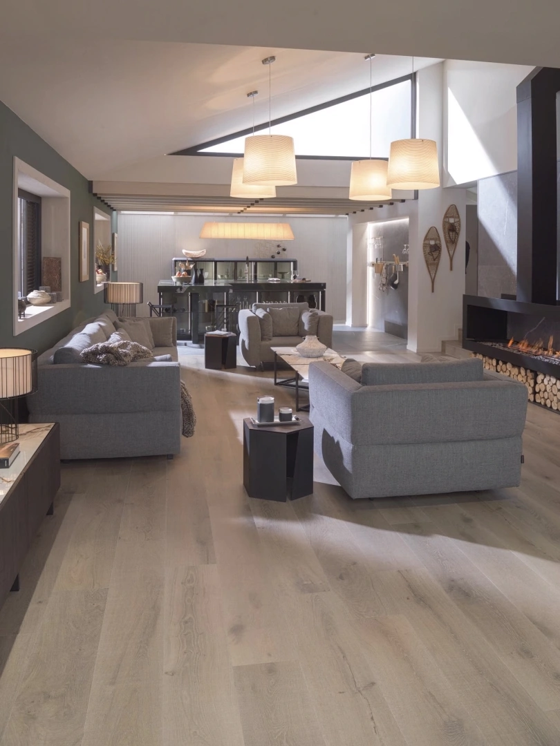 Gres Porcelanosa LUCERNA efekt kamień - aranzacja w strefie dziennej z duzymi przeszkleniami