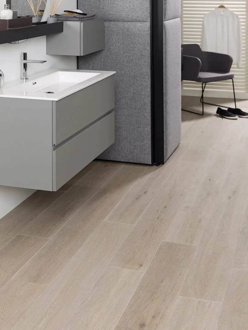 Gres Porcelanosa DEVON efekt drewno - aranzacja w korytarzu z naturalnym swiatlem