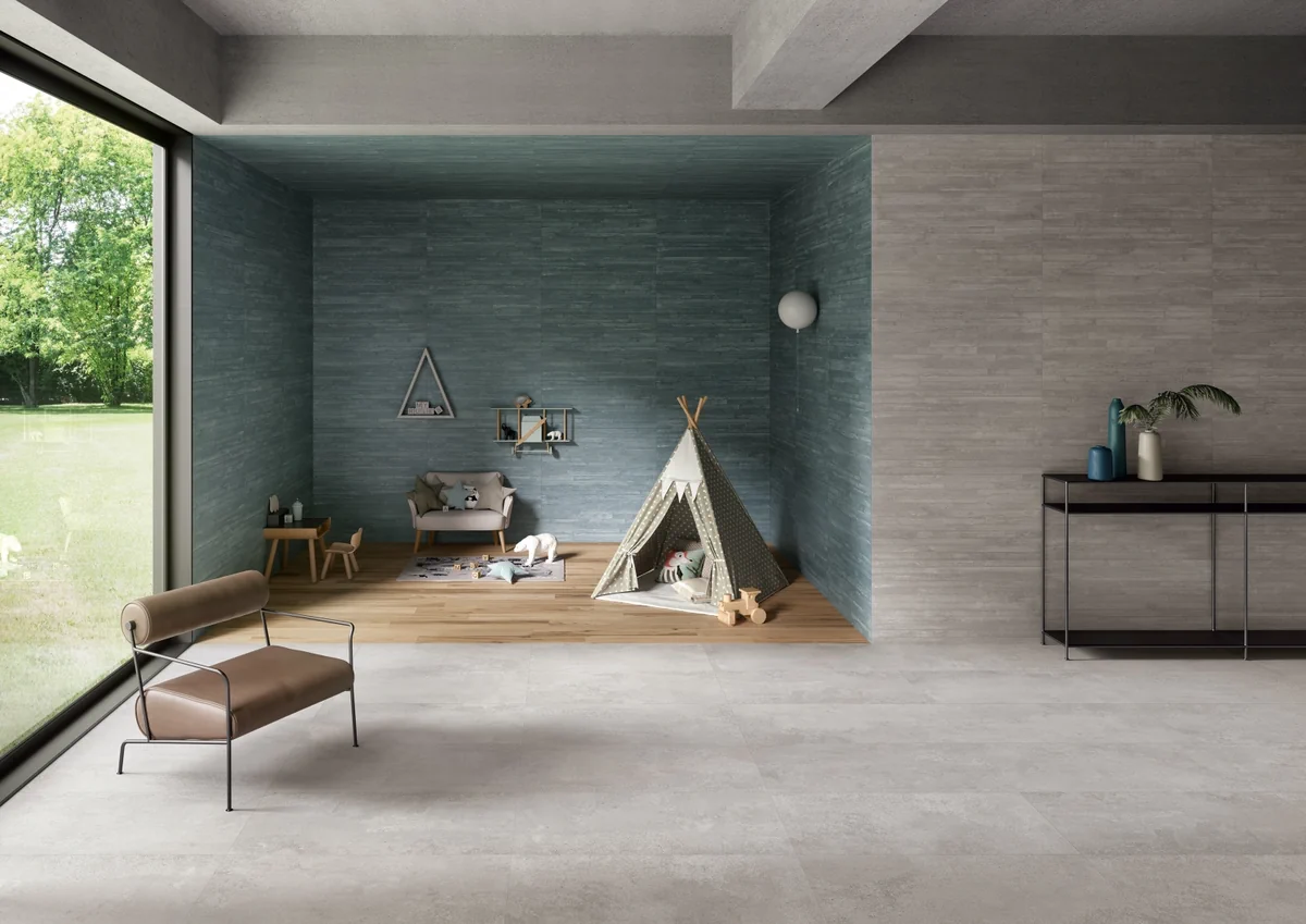 Gres Provenza RE-PLAY CONCRETE efekt beton - aranzacja w korytarzu z naturalnym swiatlem