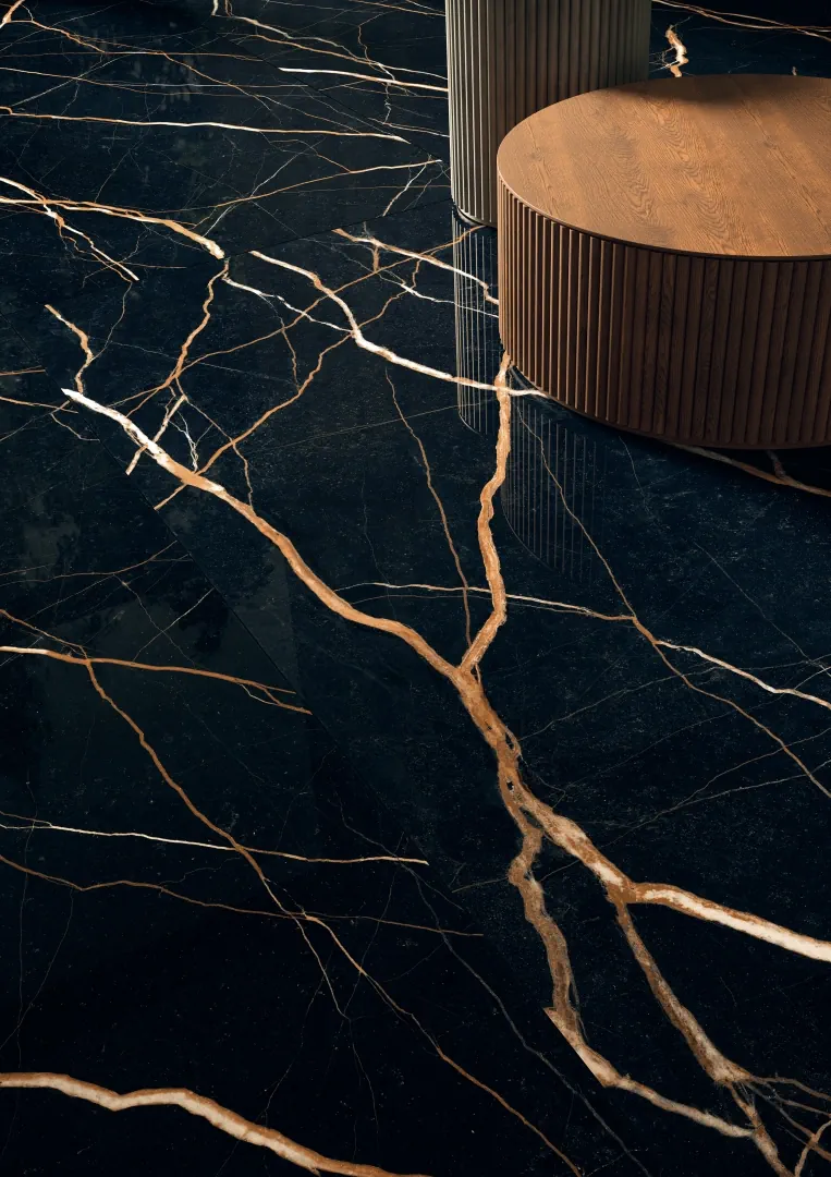 Gres Provenza UNIQUE MARBLE efekt beton, marmur - aranzacja w przestronnym holu