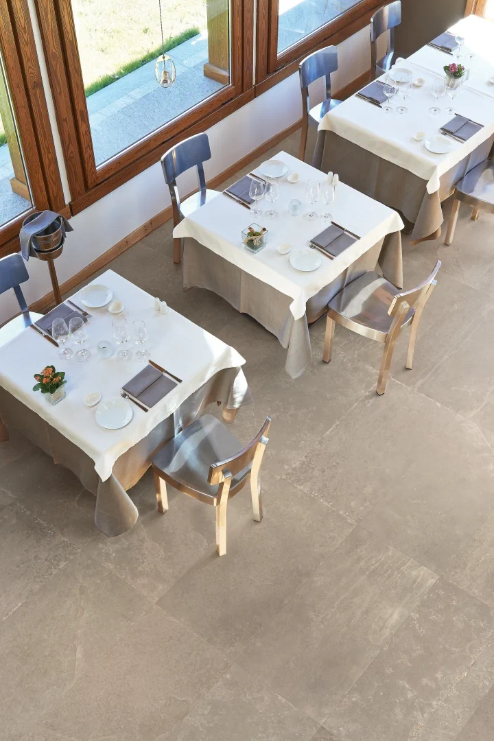 Gres Provenza GROOVE efekt beton - aranzacja w nowoczesnym salonie