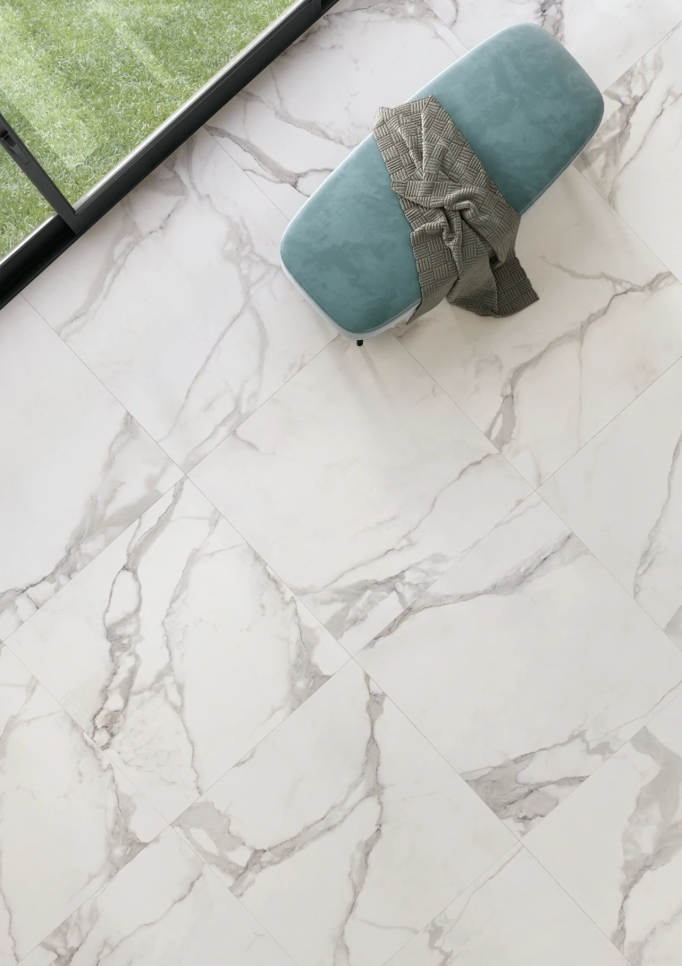 Gres Provenza UNIQUE MARBLE efekt beton, marmur - aranzacja w przestronnym holu