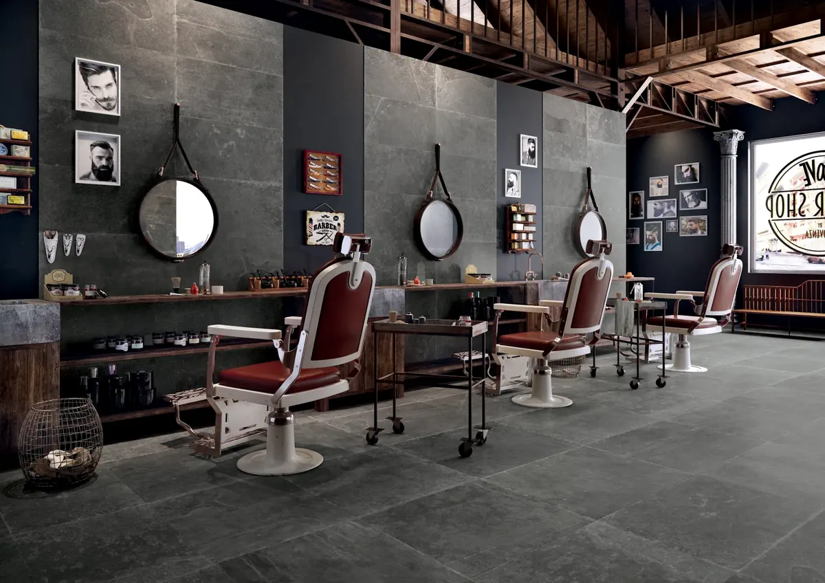 Gres Provenza GROOVE efekt beton - aranzacja w przestronnym holu