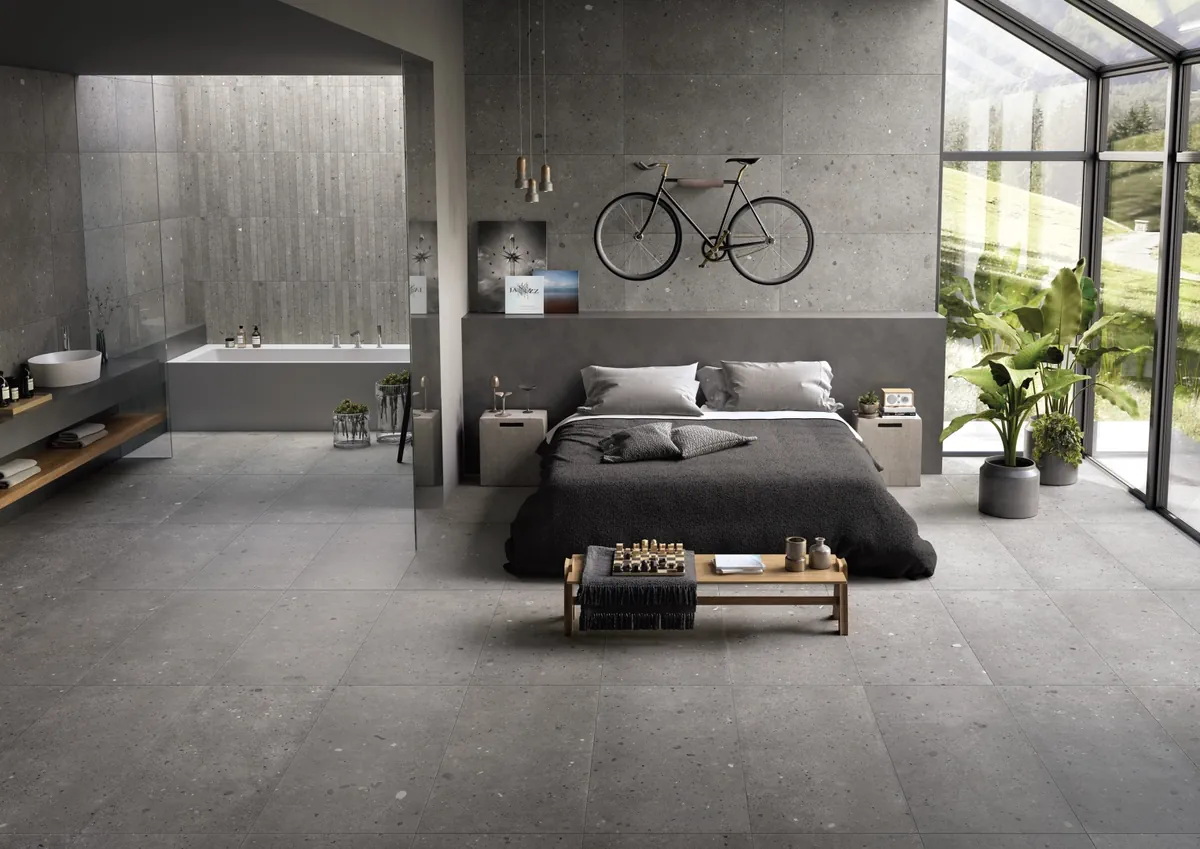 Gres Provenza EGO efekt terrazzo - aranzacja w korytarzu z naturalnym swiatlem