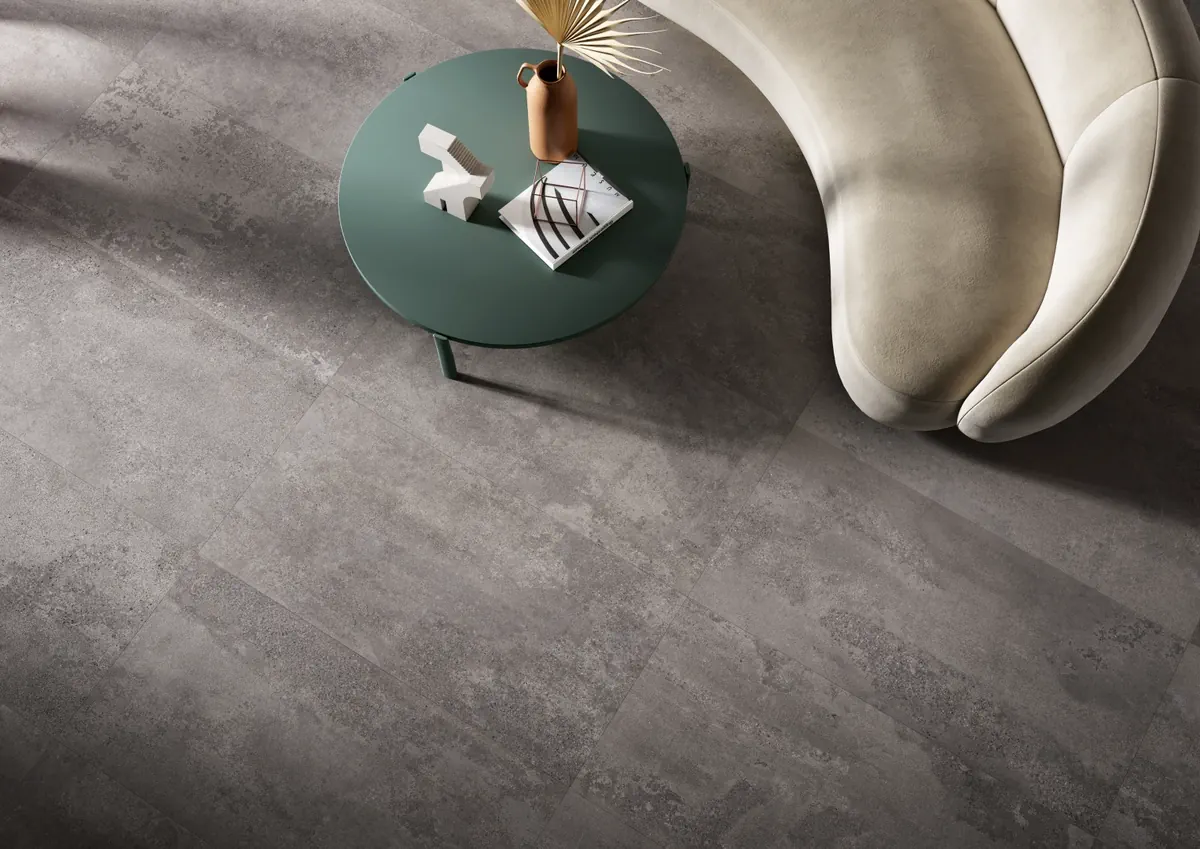 Gres Provenza RE-PLAY CONCRETE efekt beton - aranzacja w strefie dziennej z duzymi przeszkleniami