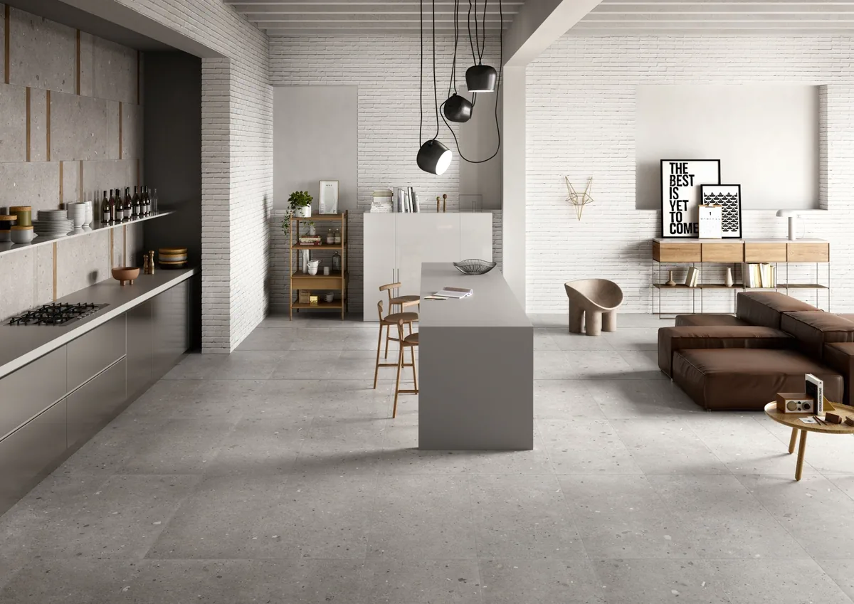 Gres Provenza EGO efekt terrazzo - aranzacja w przestronnym holu