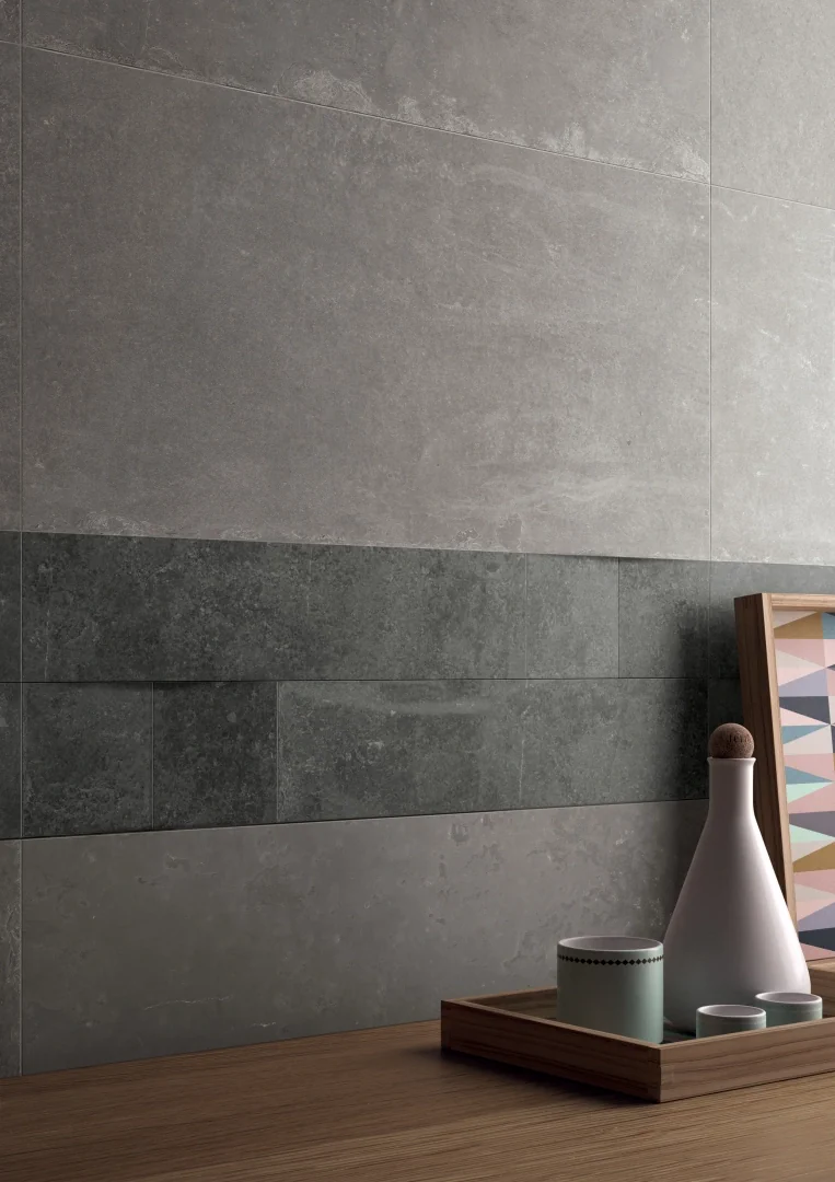 Gres Provenza GROOVE efekt beton - aranzacja w korytarzu z naturalnym swiatlem