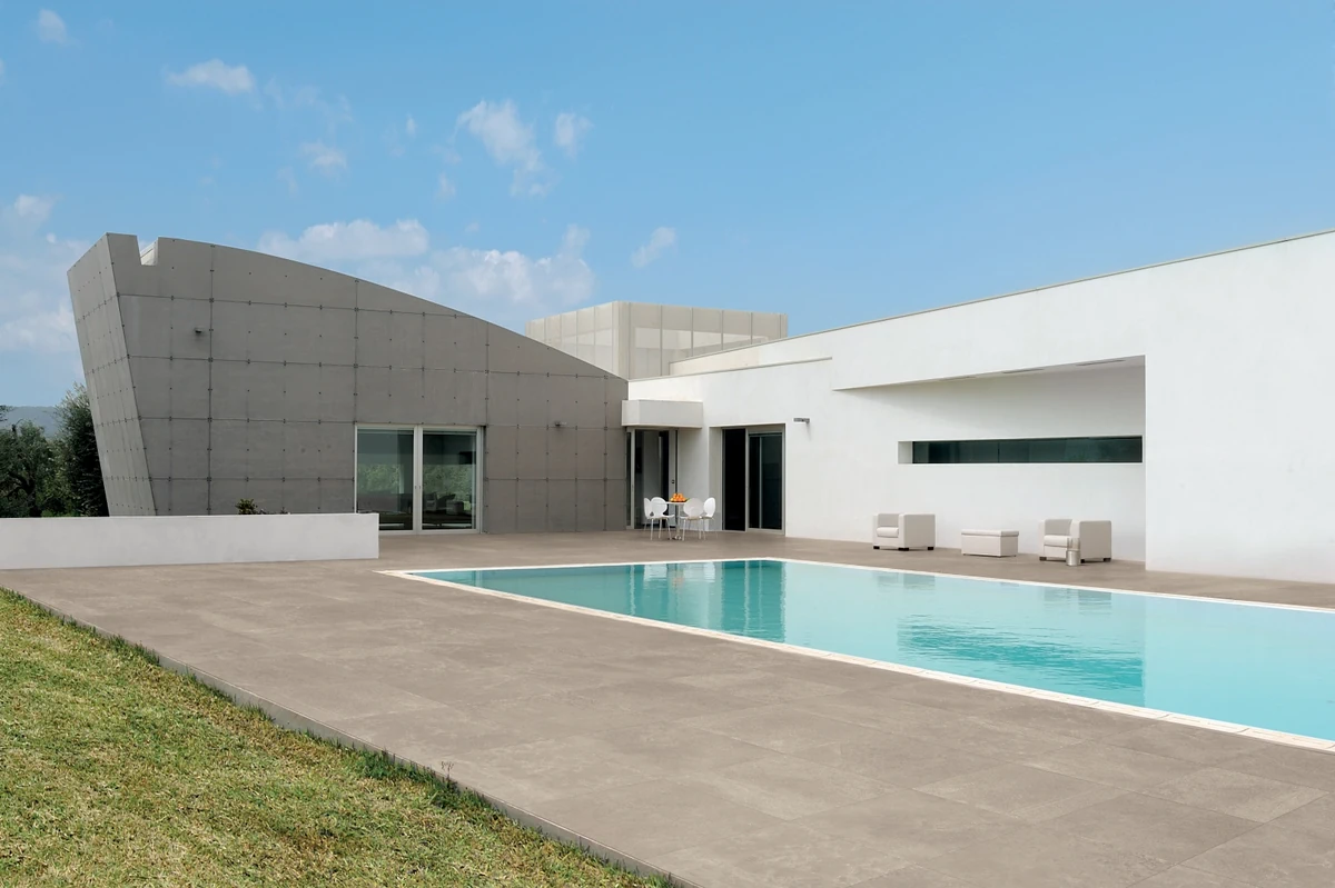 Gres Provenza GROOVE efekt beton - aranzacja w korytarzu z naturalnym swiatlem