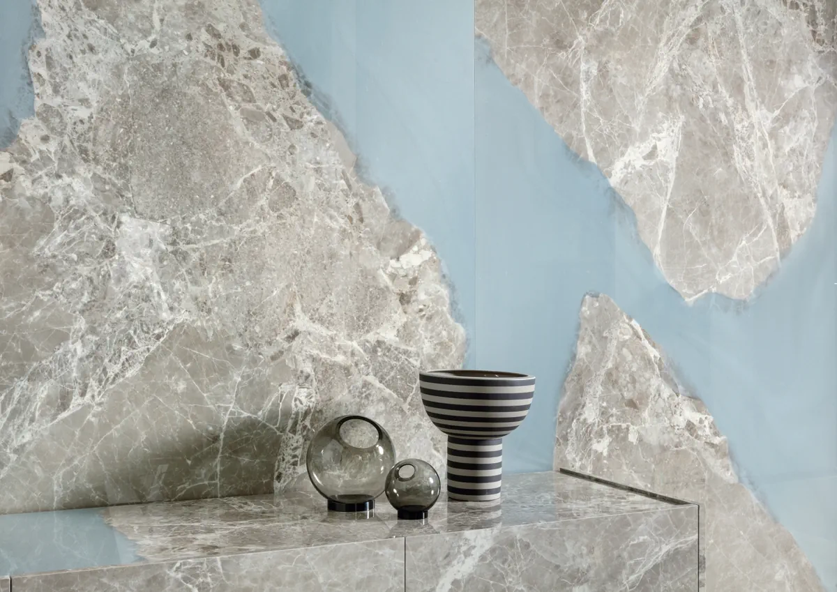 Gres Provenza UNIQUE MARBLE efekt beton, marmur - aranzacja w korytarzu z naturalnym swiatlem