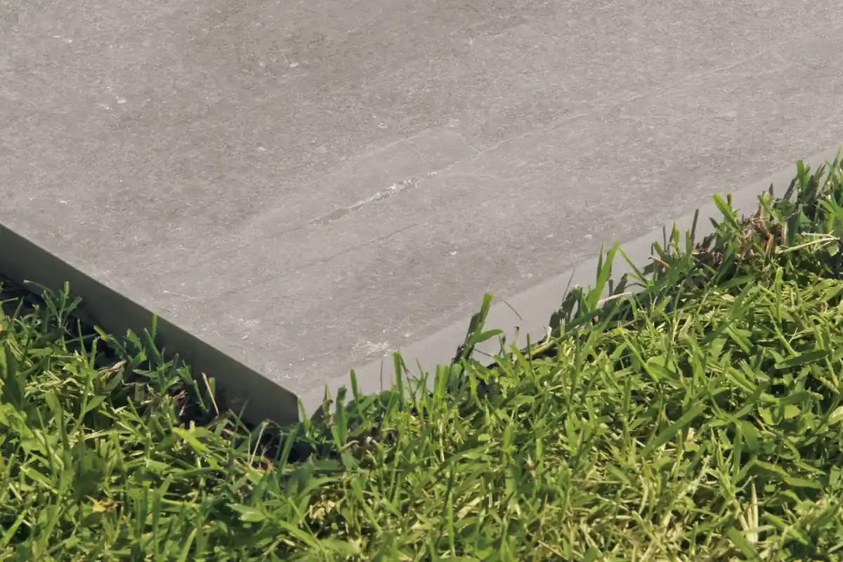 Gres Provenza GROOVE efekt beton - aranzacja w przestronnym holu