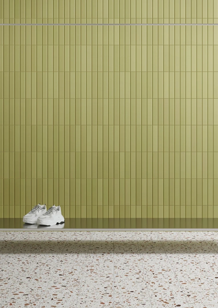 Gres Quintessenza CONFETTI efekt terrazzo, kamień - aranzacja w strefie dziennej z duzymi przeszkleniami