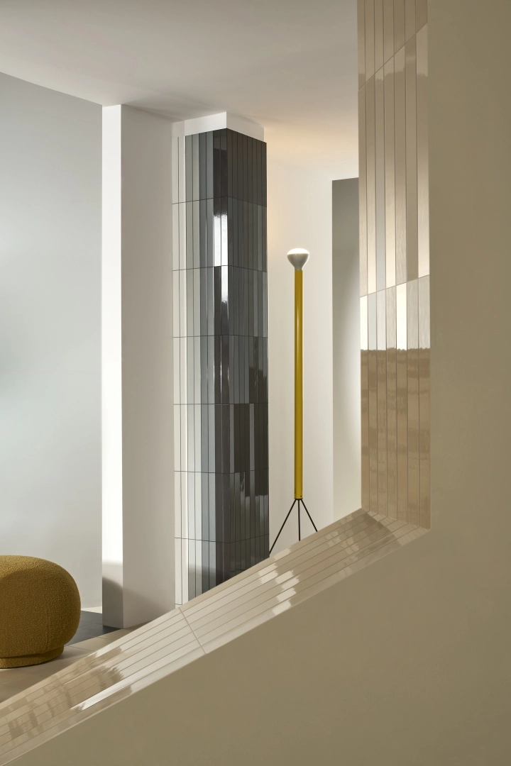 Gres Quintessenza COLORS efekt kolor - aranzacja w przestronnym holu