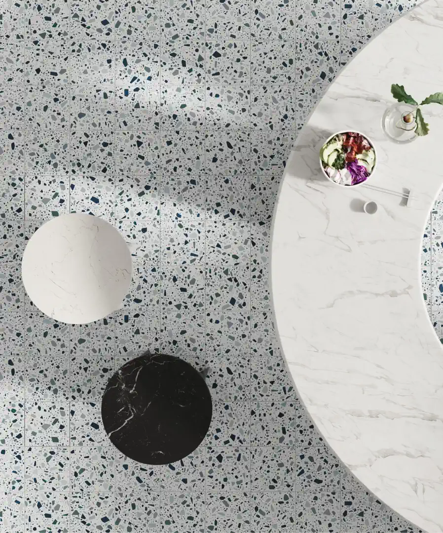 Gres Quintessenza CONFETTI efekt terrazzo, kamień - aranzacja w korytarzu z naturalnym swiatlem