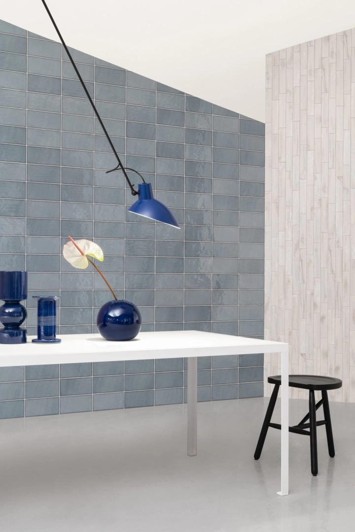 Gres Quintessenza RIQUADRI efekt beton - aranzacja w minimalistycznym wnetrzu