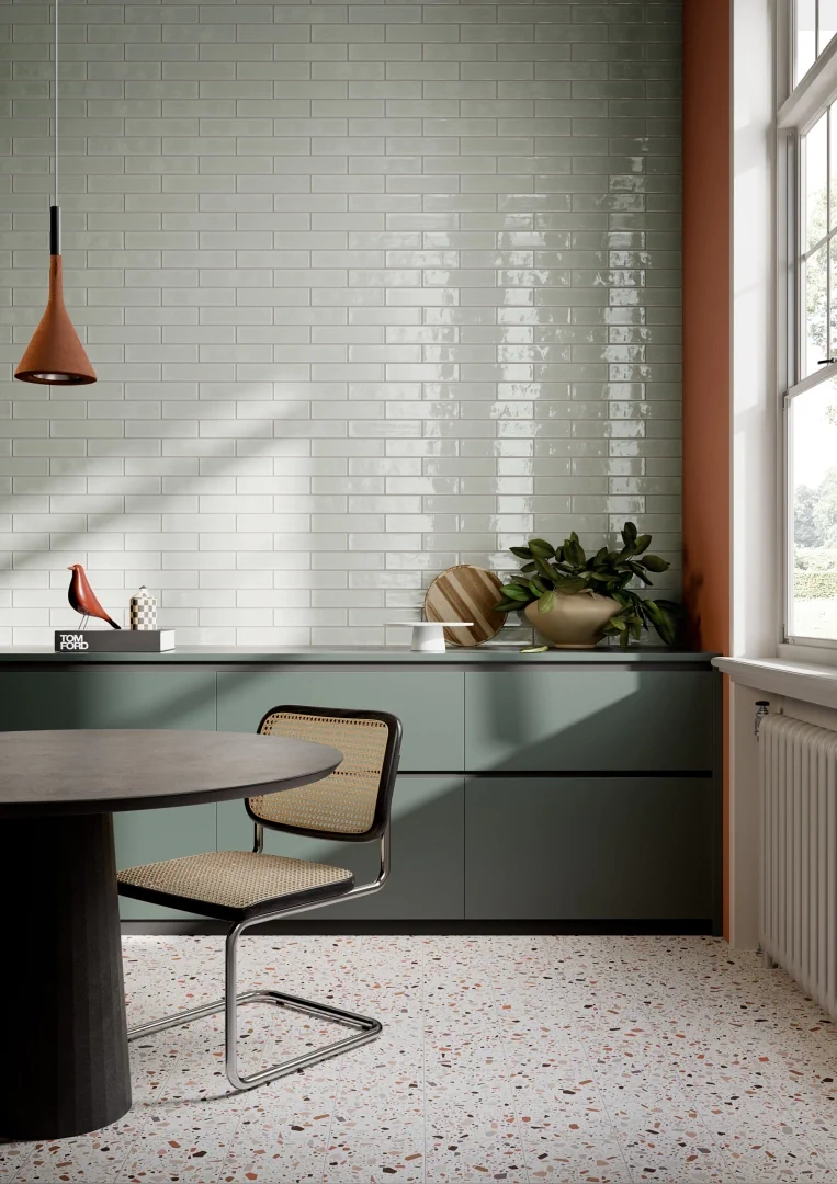Gres Quintessenza CONFETTI efekt terrazzo, kamień - aranzacja w korytarzu z naturalnym swiatlem