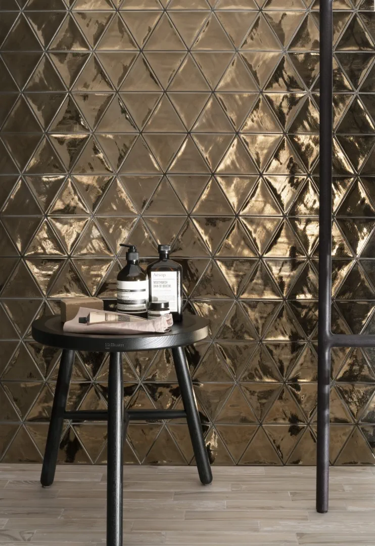 Gres Quintessenza 3LATI efekt beton, metal - aranzacja w przestronnym holu