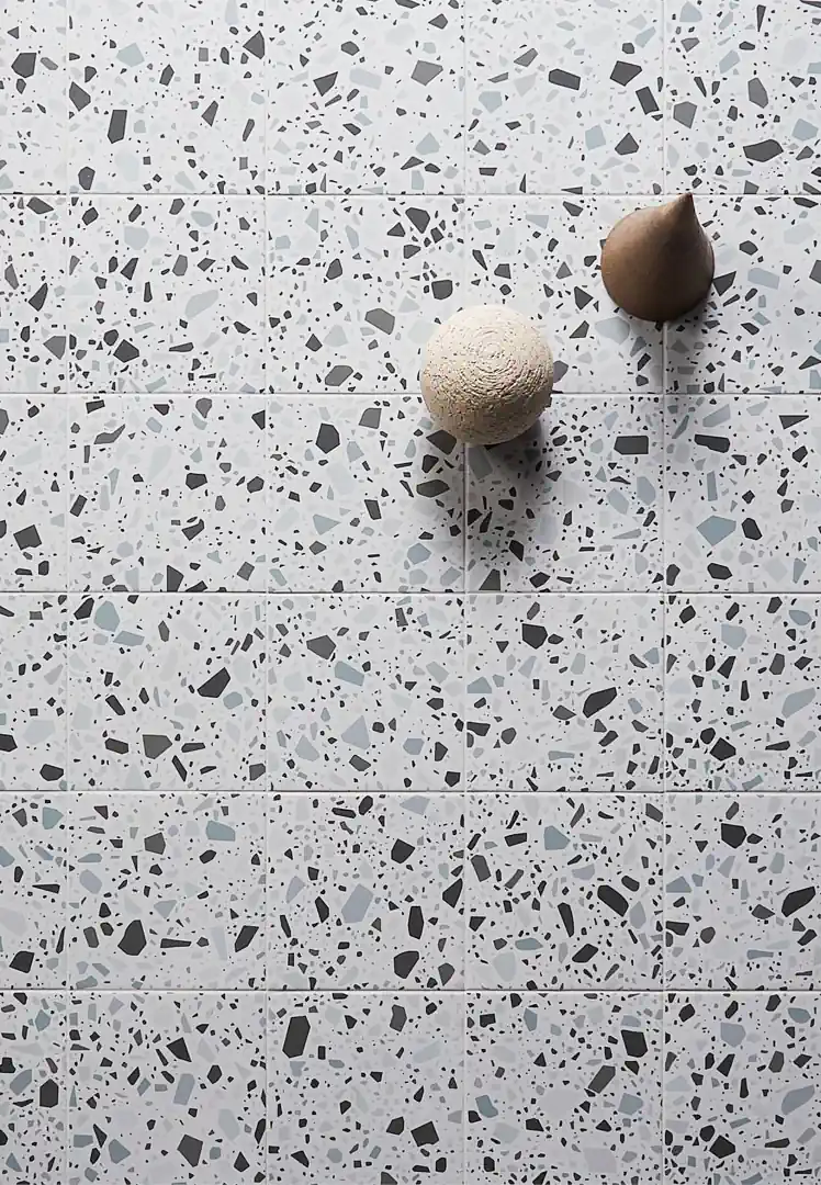 Gres Quintessenza CONFETTI efekt terrazzo, kamień - aranzacja w minimalistycznym wnetrzu