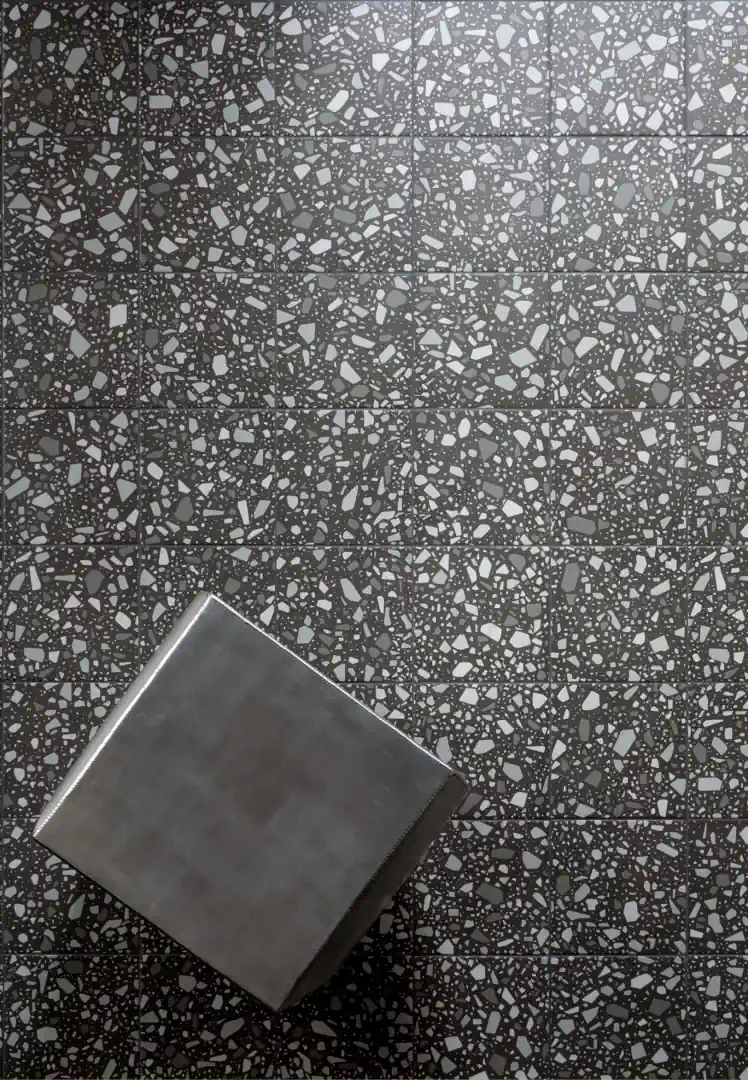 Gres Quintessenza CONFETTI efekt terrazzo, kamień - aranzacja w strefie dziennej z duzymi przeszkleniami