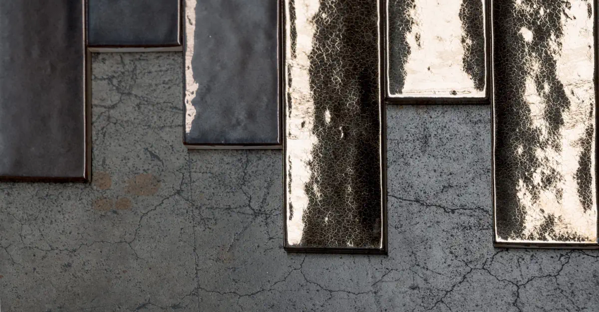 Gres Quintessenza CROMIA26 efekt metal, cegła - aranzacja w przestronnym holu