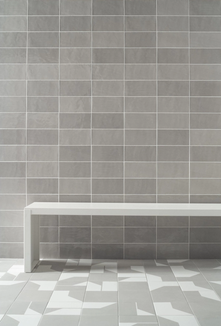 Gres Quintessenza RIQUADRI efekt beton - aranzacja w korytarzu z naturalnym swiatlem