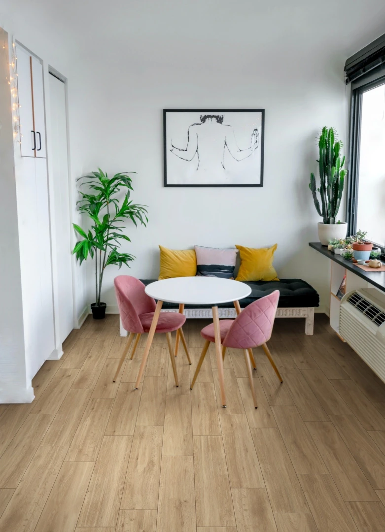 Gres Ragno KEY efekt drewno - aranzacja w nowoczesnym salonie