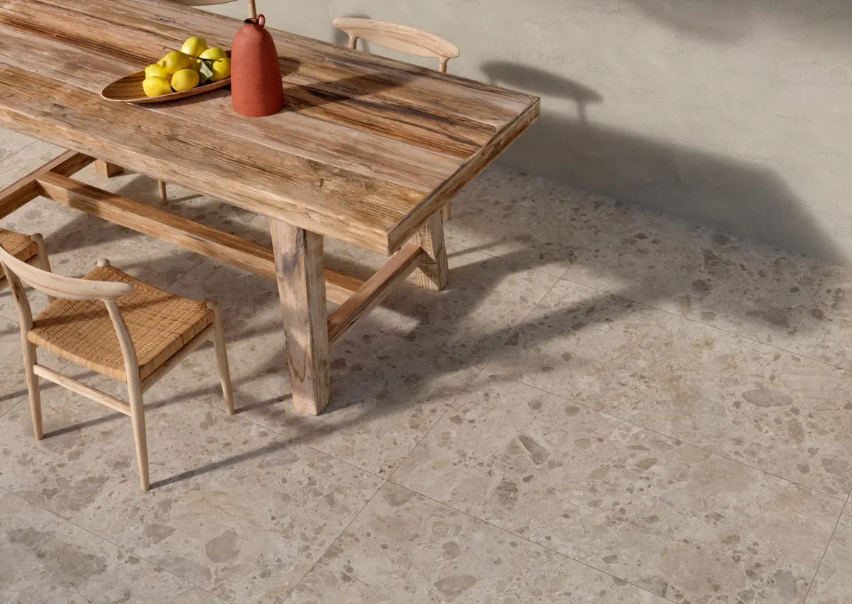 Gres Ragno ETERNA efekt terrazzo, kamień, beton, marmur - aranzacja w przestronnym holu