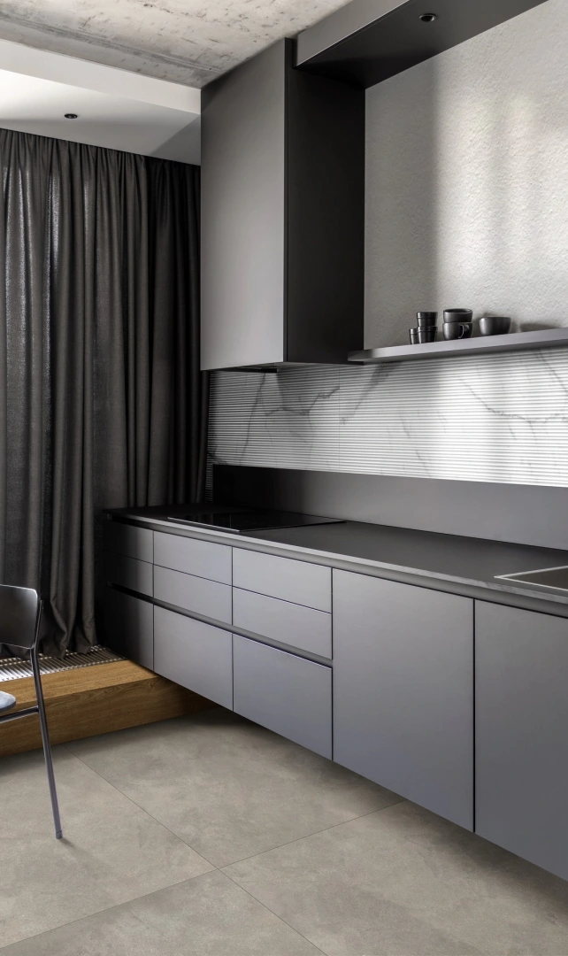 Gres Ragno MIXED efekt beton - aranzacja w korytarzu z naturalnym swiatlem